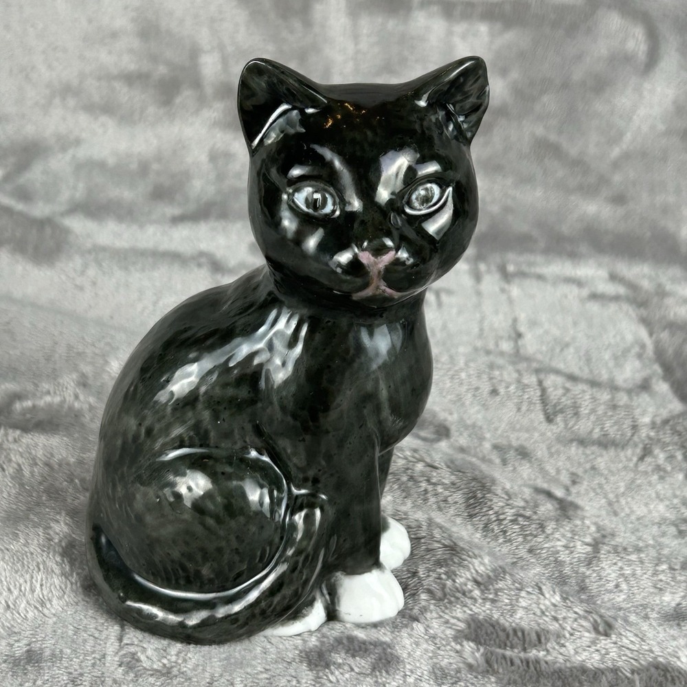 Vintage Ceramic Cat 5 inches White Paws Kitty Figurine Kitten Retro Kitsch Decor